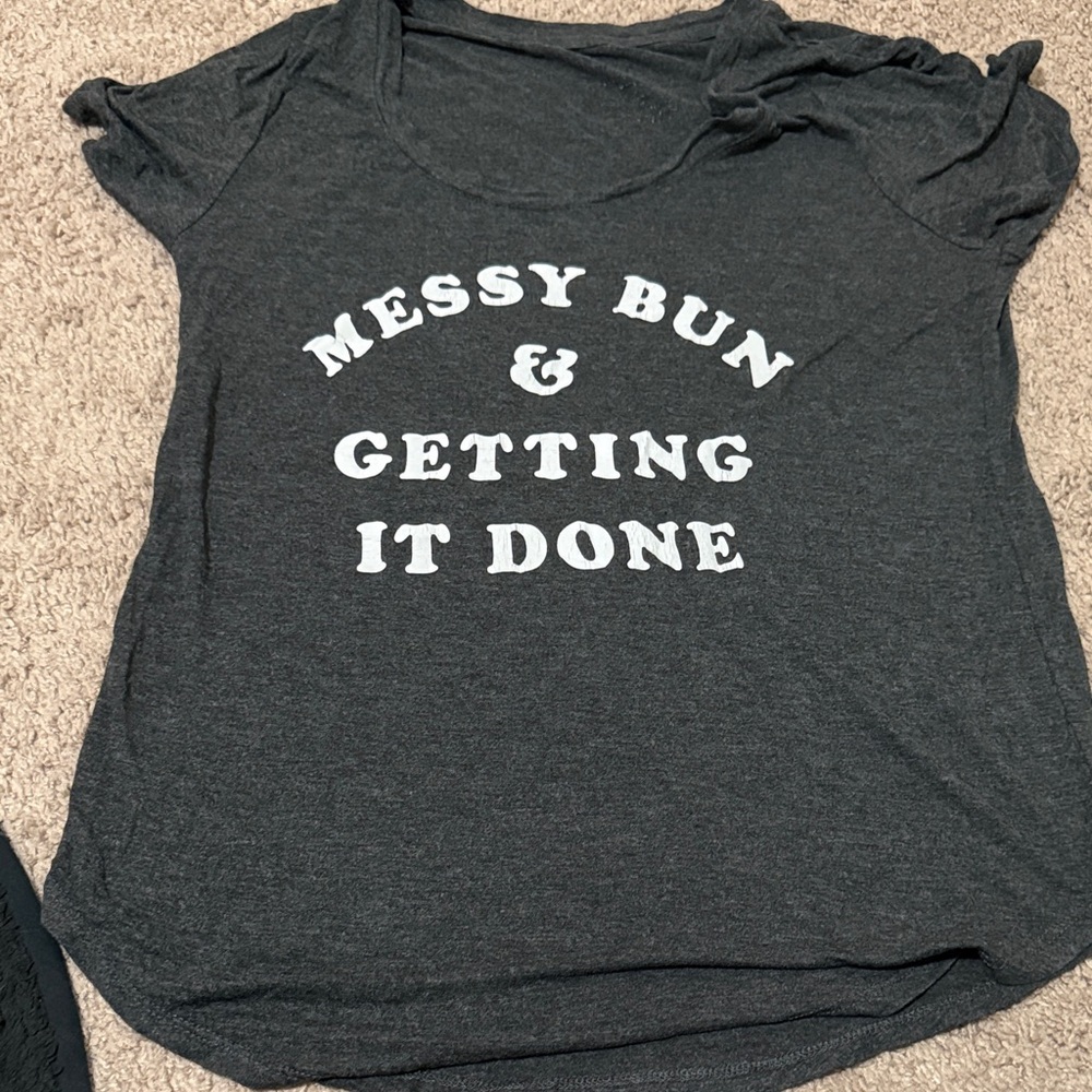 Gray Graphic Tee Messy Bun & Getting it done 💚
